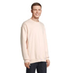 Homme portant un sweat beige à manches longues