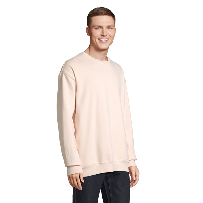 Homme portant un sweat beige à manches longues