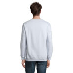 Homme portant un sweat blanc vu de dos