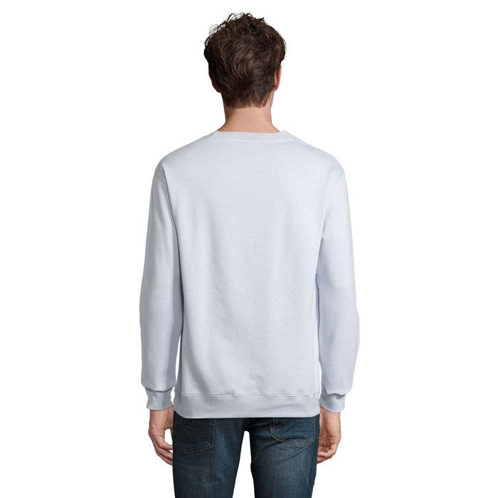 Homme portant un sweat blanc vu de dos