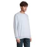 Homme portant un sweat-shirt blanc et jean bleu