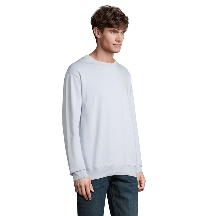 Homme portant un sweat-shirt blanc et jean bleu