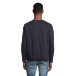 Homme portant un sweat noir et un jean bleu