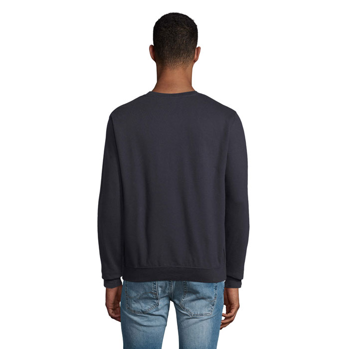 Homme portant un sweat noir et un jean bleu