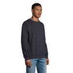 Homme portant un sweat-shirt noir et un jean