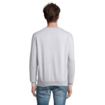 Homme portant un sweat gris vu de dos