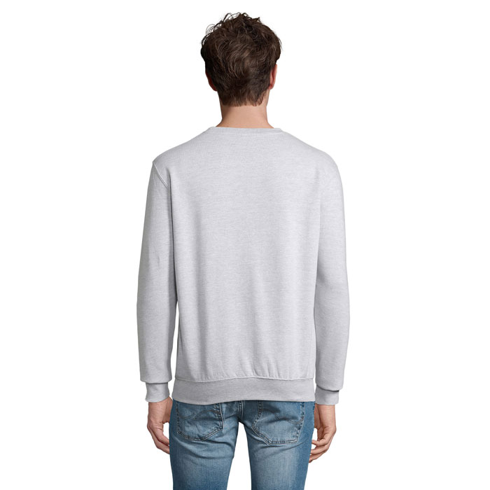 Homme portant un sweat gris vu de dos