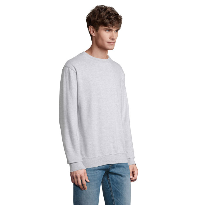 Homme portant un sweat gris et un jean bleu