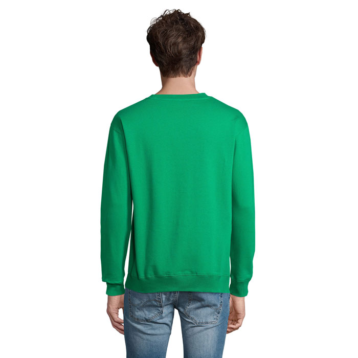 Homme portant un sweat vert et un jean
