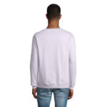 Homme portant un sweat blanc vu de dos