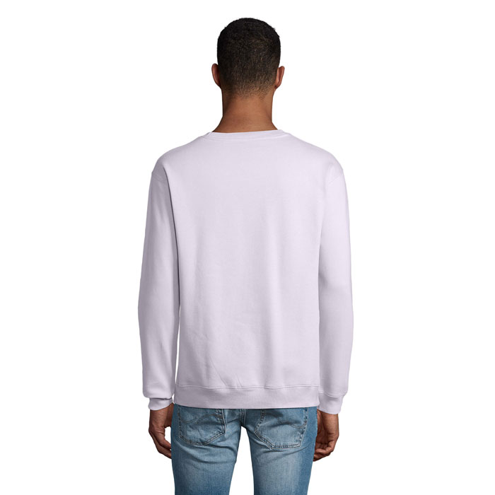 Homme portant un sweat blanc vu de dos