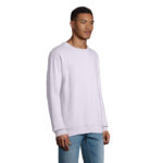 Homme portant un sweat blanc et un jean