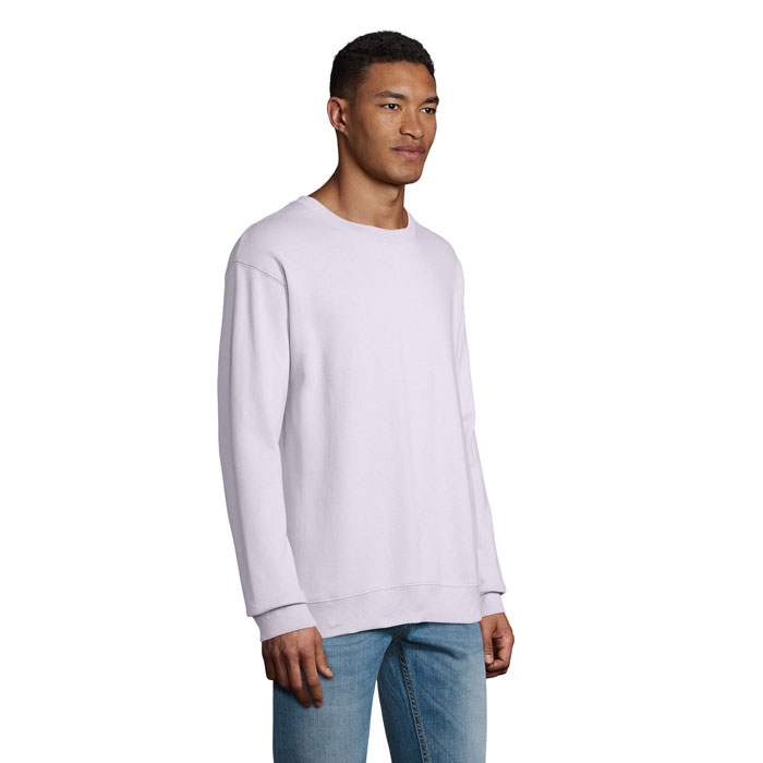 Homme portant un sweat blanc et un jean