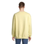 Homme portant un sweat jaune clair vu de dos