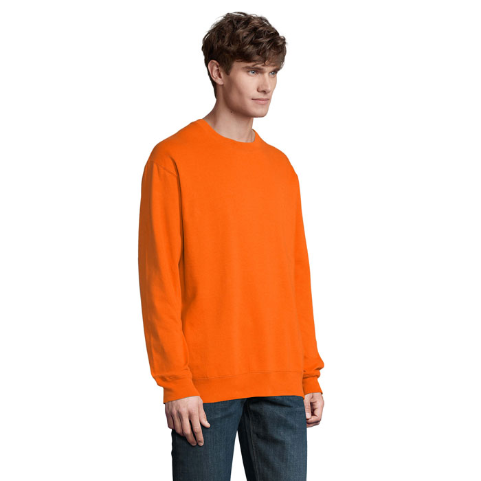 Homme portant un sweat-shirt orange uni