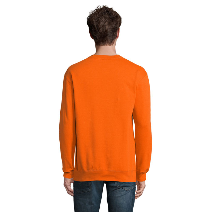 Homme portant un sweat orange vu de dos