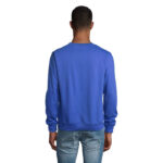 Homme portant un sweat bleu vu de dos