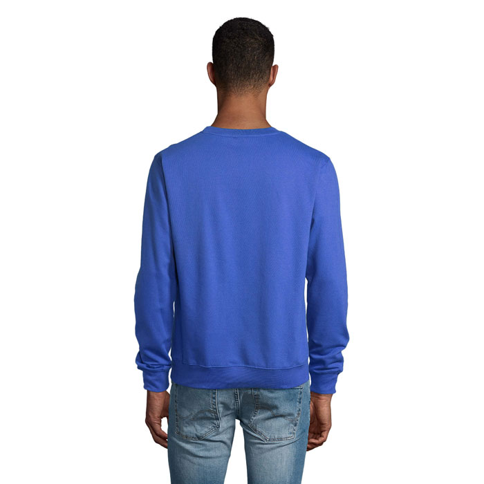 Homme portant un sweat bleu vu de dos