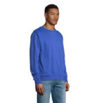 Homme portant un sweat bleu et un jean.