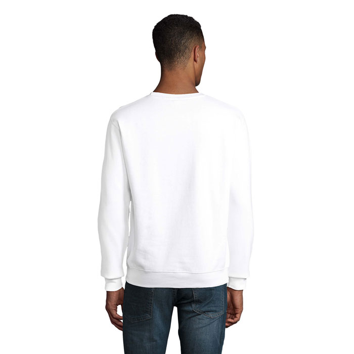 Homme portant un sweat blanc vu de dos
