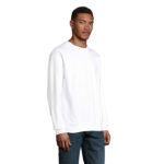 Homme portant un sweat blanc et un jean