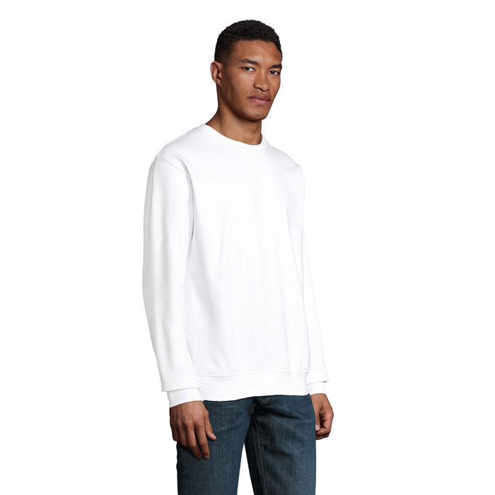 Homme portant un sweat blanc et un jean