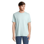 Homme portant un t-shirt bleu clair et jean