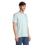 Homme portant un t-shirt bleu clair