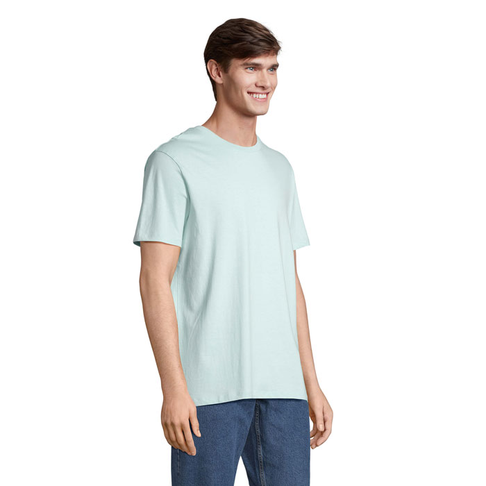 Homme portant un t-shirt bleu clair