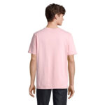 Homme portant un t-shirt rose vu de dos
