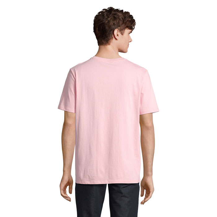 Homme portant un t-shirt rose vu de dos