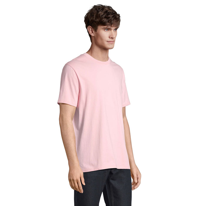 Homme portant un t-shirt rose pâle
