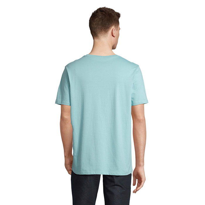 Homme portant un t-shirt bleu clair