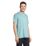Homme portant un t-shirt bleu clair.