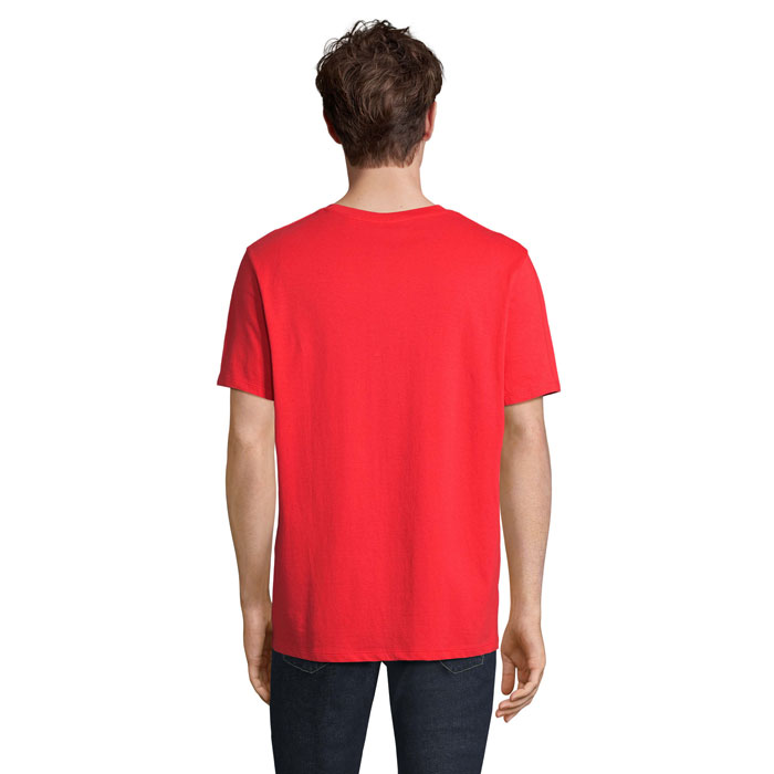 Homme portant un t-shirt rouge vu de dos