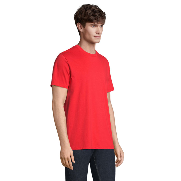 Homme portant un t-shirt rouge simple