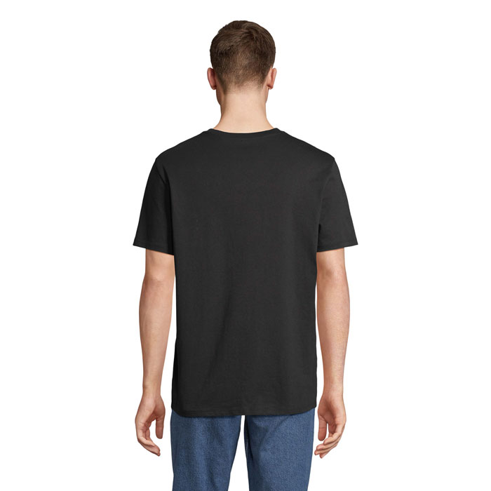 Homme portant un t-shirt noir vu de dos