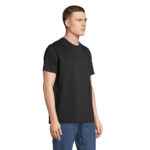 Homme portant un t-shirt noir et jean bleu