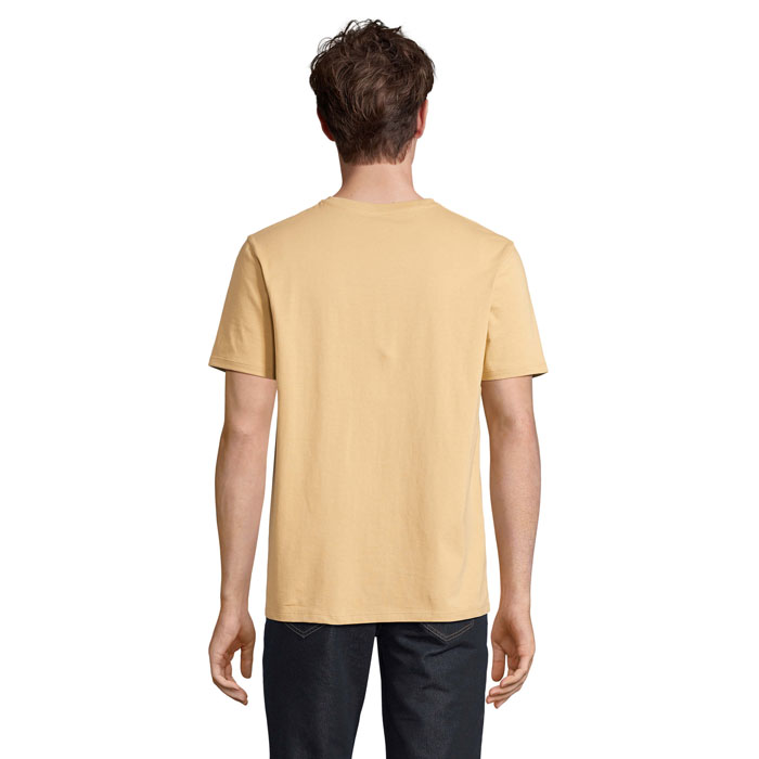 Homme portant un t-shirt beige vu de dos