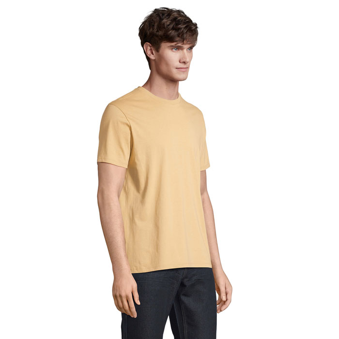 Homme portant un t-shirt beige et un jean