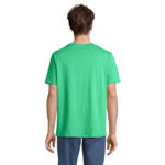 Homme portant un t-shirt vert vu de dos