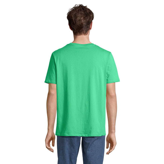 Homme portant un t-shirt vert vu de dos