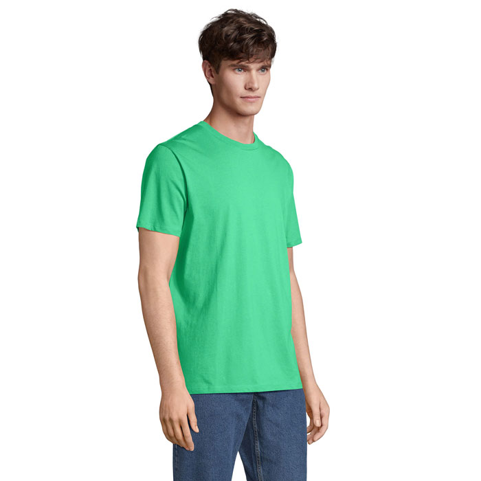 Homme portant un t-shirt vert et un jean