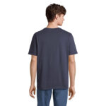 Homme portant un t-shirt bleu marine simple