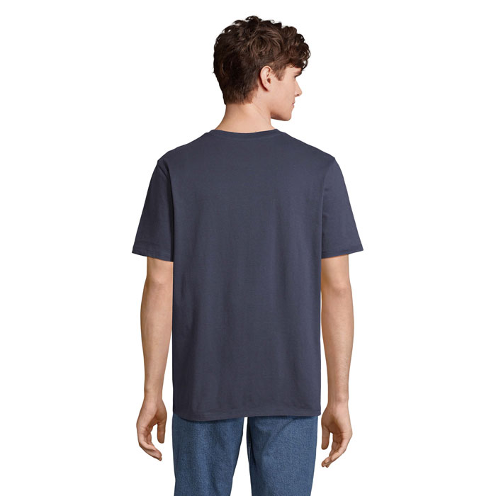 Homme portant un t-shirt bleu marine simple