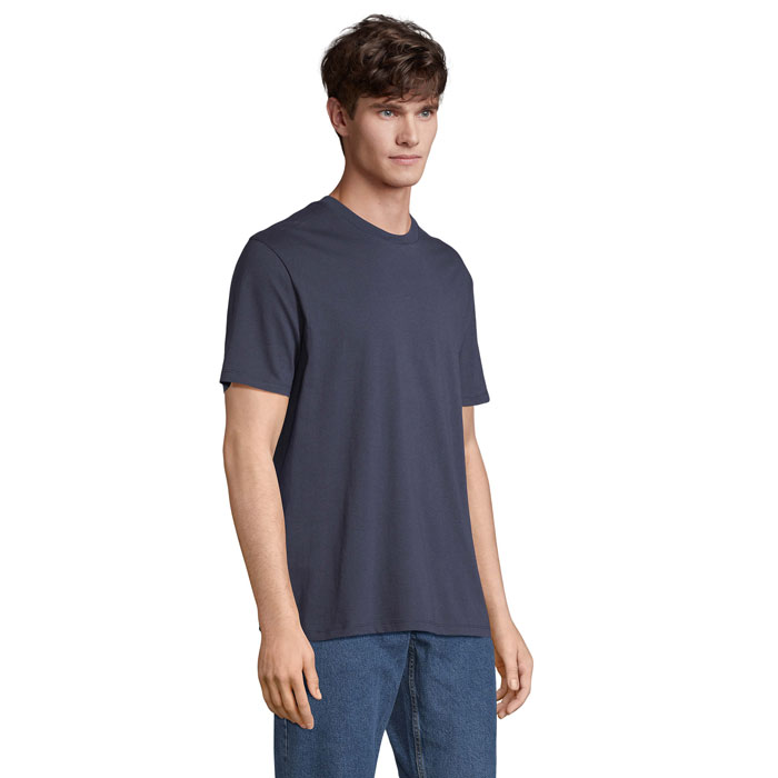 Homme portant un t-shirt bleu marine simple
