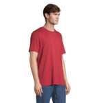 Homme portant un t-shirt rouge et jean bleu