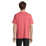 Homme portant un t-shirt rose vu de dos