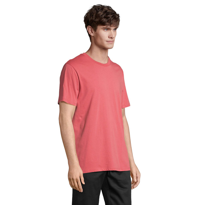Homme portant un t-shirt rouge uni