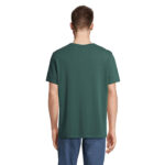 Homme portant un t-shirt vert vu de dos